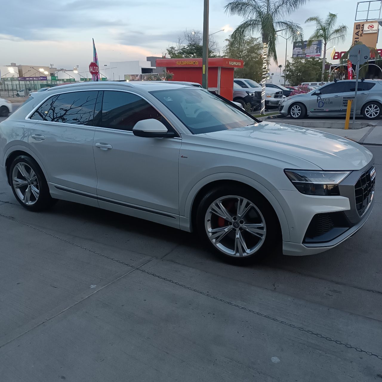 AUDI Q8