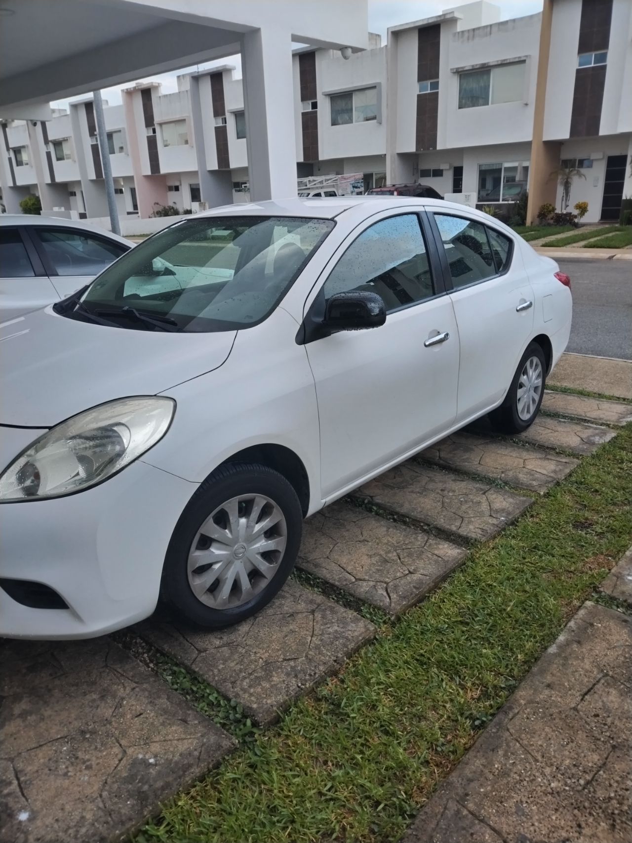 NISSAN versa