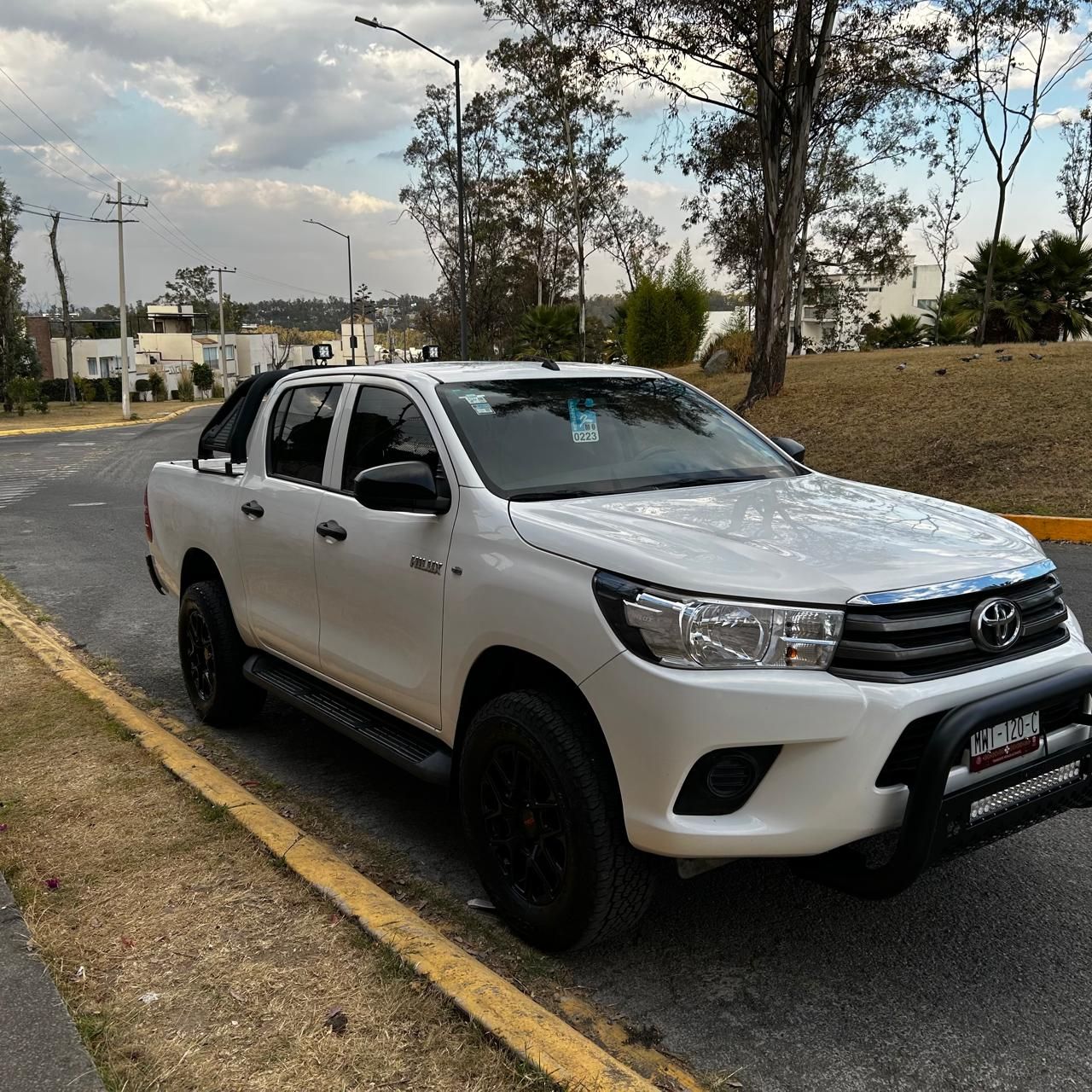 TOYOTA hilux-pickup
