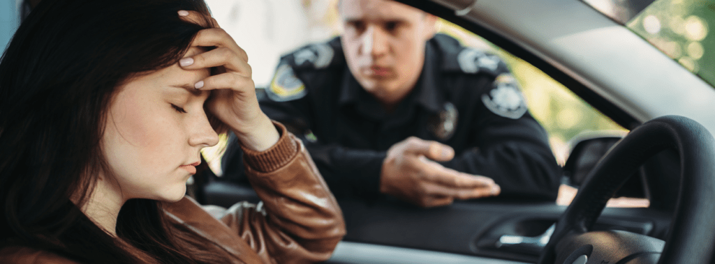 Multa por no portar placas