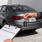 ¿Qué hacer con las placas y el seguro al vender un auto?